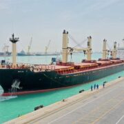 پهلو گرفتن کشتی 66 هزار تُنی گندم در بندر شهید رجایی