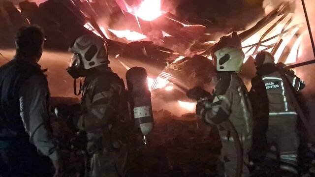 آتش‌سوزی گسترده در انبارها و کارگاه‌های جاده ساوه + تصاویر