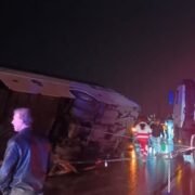 واژگونی اتوبوس در قطعه گرمسار محور تهران-مشهد؛ 11 نفرمصدوم شدند+تصاویر
