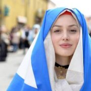 پوشش سنتی و دیدنی زنان اروپایی؛ از ایتالیا و انگلیس تا اسپانیا و آرژانتین | کسی که الهام‌بخش مگان مارکل شد