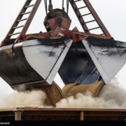 کشتی‌های حامل کالا‌های اساسی ٢4 ساعته تخلیه می‌شوند