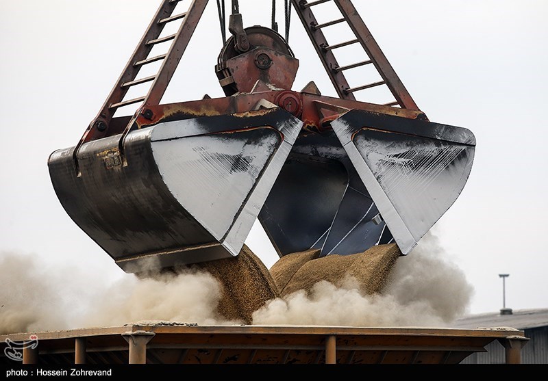 کشتی‌های حامل کالا‌های اساسی ٢4 ساعته تخلیه می‌شوند