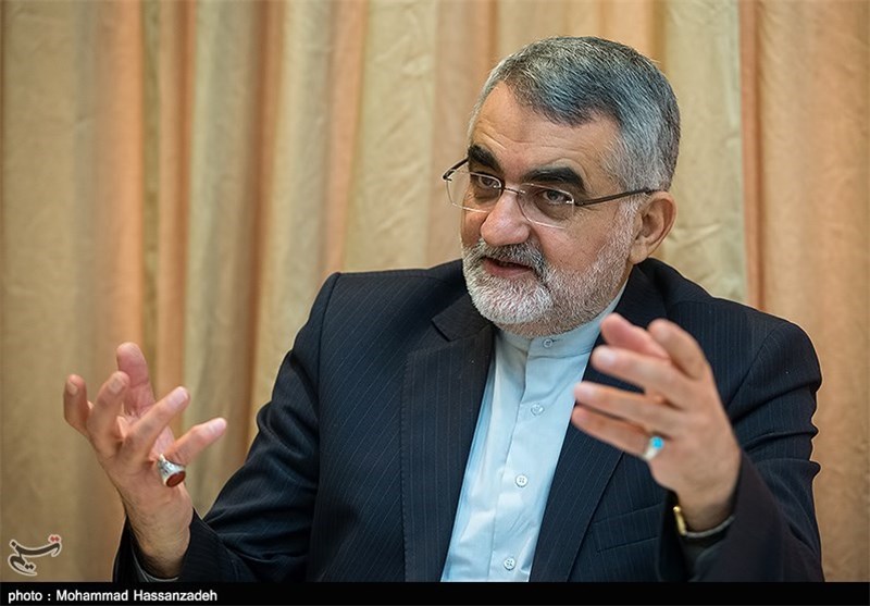 بروجردی: زیر بار تعطیلی غنی‌سازی و محدودیت موشکی نمی‌رویم