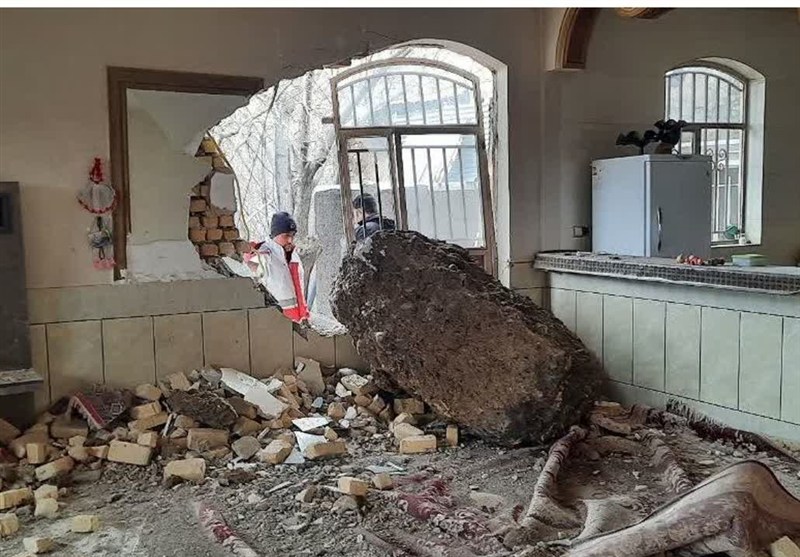 سقوط سنگ 50 تنی در «کاکلستان» الیگودرز؛ 11 واحد مسکونی تخلیه شد