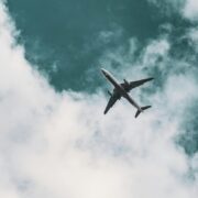 عوامل موثر بر قیمت بلیط هواپیما چیست ( نرخ ارز یا سیاست قیمت گذاری کدام موثر تر هستند؟)