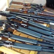 کشف 15 قبضه اسلحه از چمدان 2 مسافر اتوبوس در نی‌ریز