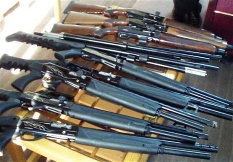 کشف 15 قبضه اسلحه از چمدان 2 مسافر اتوبوس در نی‌ریز