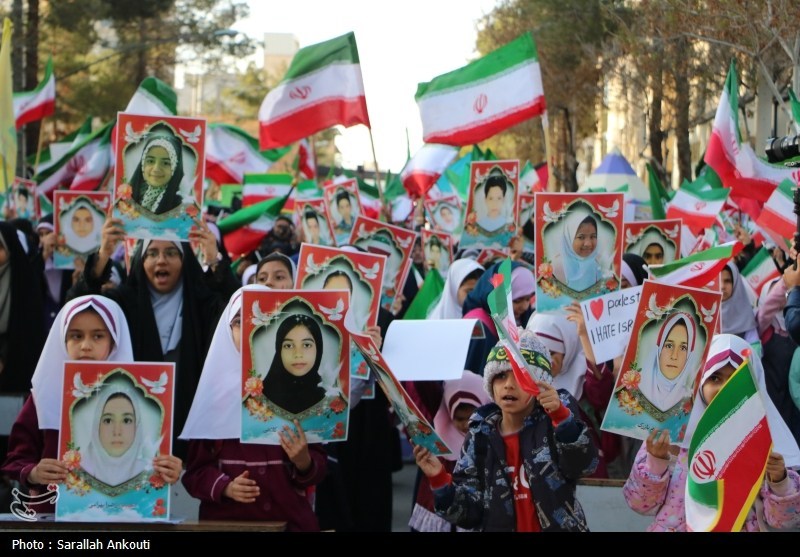 تجمع عظیم دانش آموزان کرمانی مقابل دفتر کمیساریای سازمان ملل