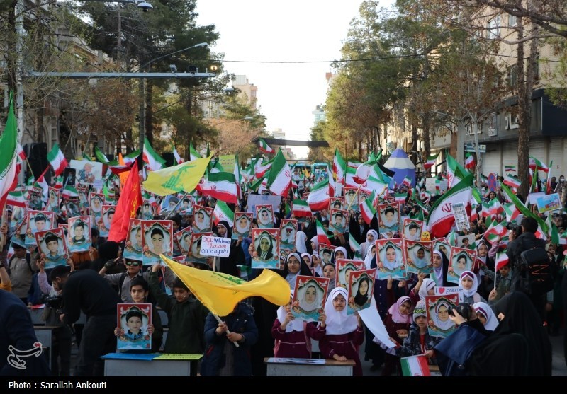 تجمع عظیم دانش آموزان کرمانی مقابل دفتر کمیساریای سازمان ملل استان کرمان , اخبار استان کرمان , سازمان ملل متحد , دانش آموزان , مدرسه , جنگ , آمریکا ,