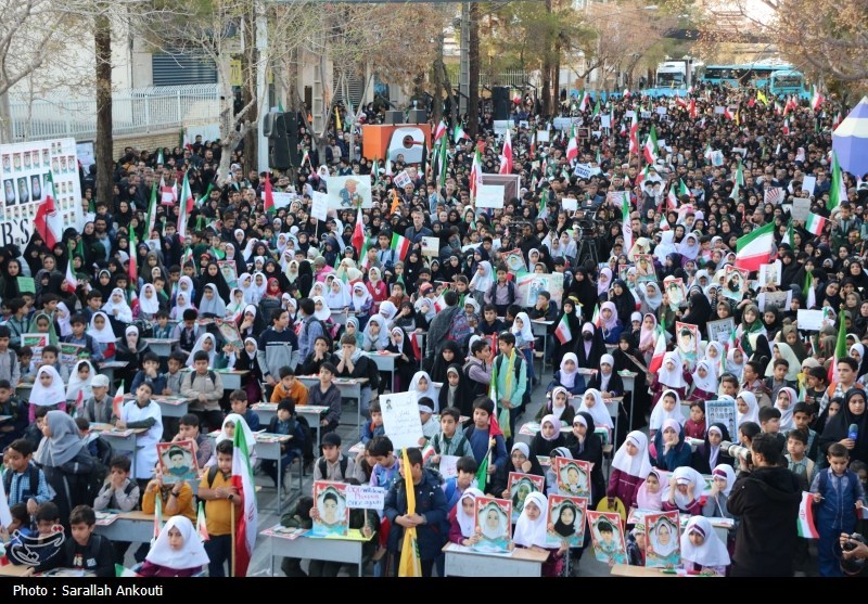 تجمع عظیم دانش آموزان کرمانی مقابل دفتر کمیساریای سازمان ملل استان کرمان , اخبار استان کرمان , سازمان ملل متحد , دانش آموزان , مدرسه , جنگ , آمریکا ,