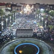 دریای اشک و وفاداری زیر باران؛ عزاداری حماسی گیلانیان برای رهبر شهید