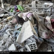 سند جنایت آمریکا در قم؛کودکانی که با موشک در خانه خود آسمانی شدند+عکس