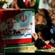 سنگ‌تمام کاشانی‌ها در تشییع شهید نائینی/آغوش گرم مردم برای صدای سپاه