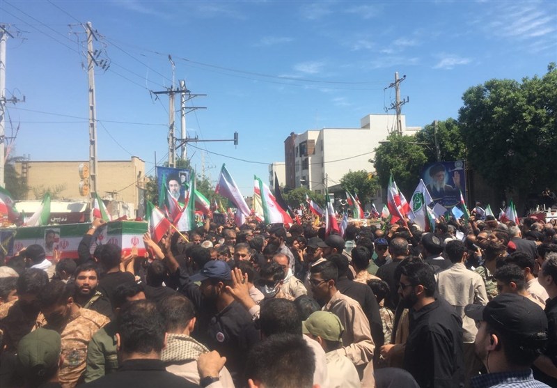 تشییع شهید تنگسیری در بوشهر؛ آخرین وداع کلیددار هرمز در زادگاهش