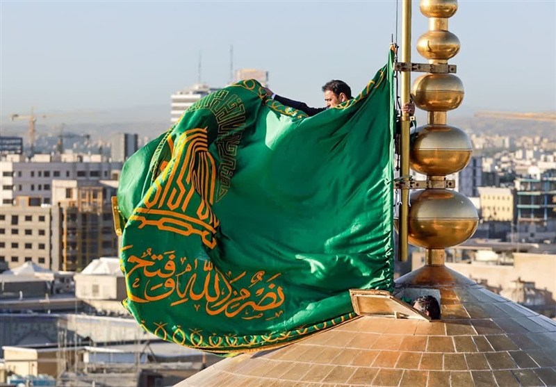 تعویض پوش ضریح و پرچم گنبد در صبح میلاد امام رضا(ع)