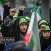 روایتی از نوجوانان انقلابی مشهد در اجتماع «بزرگ مشت های گره کرده» 