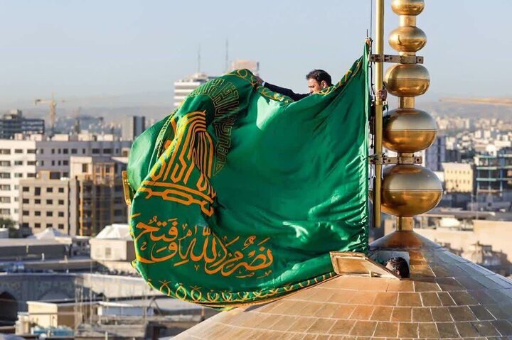 صبح میلاد حضرت رضا(ع)، پوش ضریح و پرچم گنبد منور تعویض می‌شود