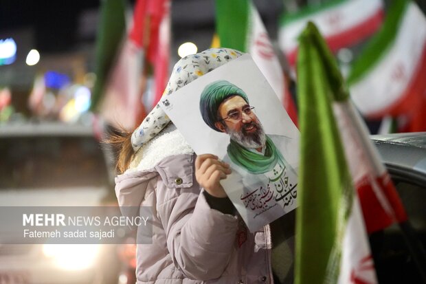 پرچم داری دختر بچه کرمانی در کف میدان آزادی کرمان