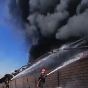 آتش‌سوزی شرکت یونولیت‌سازی نظرآباد؛ اطفای موفق بدون تلفات