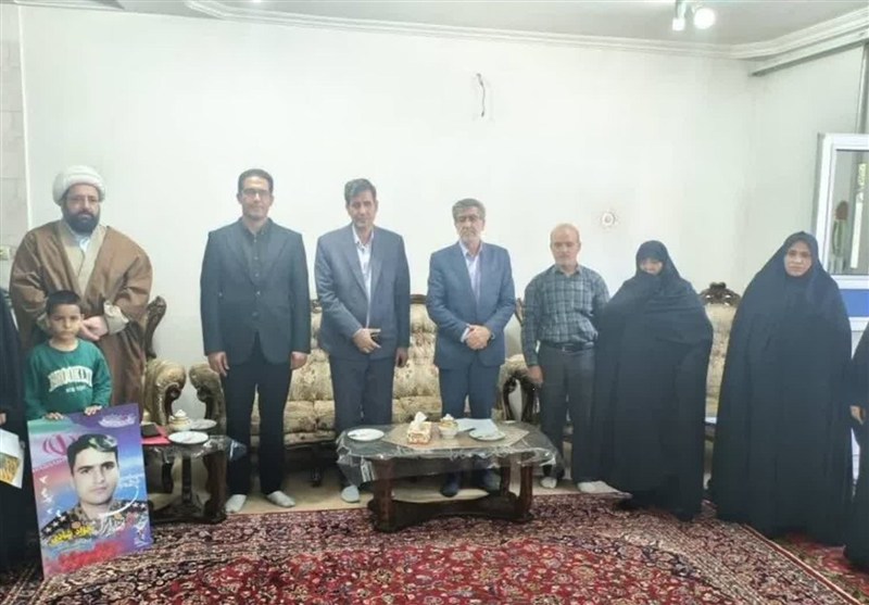 تجلیل نماینده حضرت آیت‌الله سیستانی از خانواده شهدای جنگ رمضان عجب‌شیر