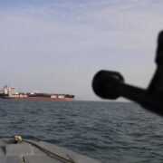 دشمن پس از تحمل خسارت از تنگه هرمز فرار کرده است