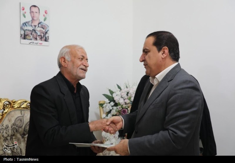 روایت تسنیم از دیدار با خانوادهها شهدا؛ جایی که بغضها شکست روایت تسنیم از دیدار با خانوادهها شهدا؛ جایی که بغضها شکست
