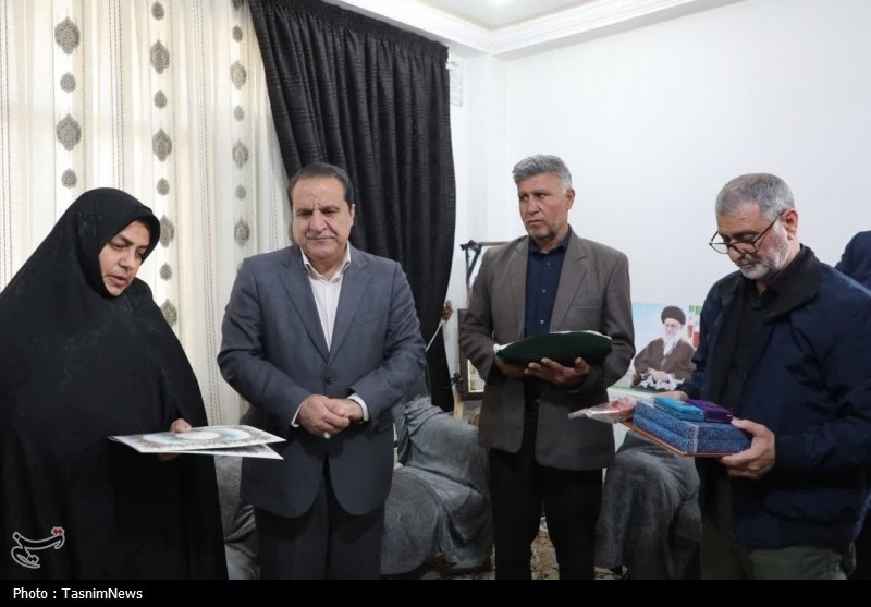 روایت تسنیم از دیدار با خانوادهها شهدا؛ جایی که بغضها شکست روایت تسنیم از دیدار با خانوادهها شهدا؛ جایی که بغضها شکست