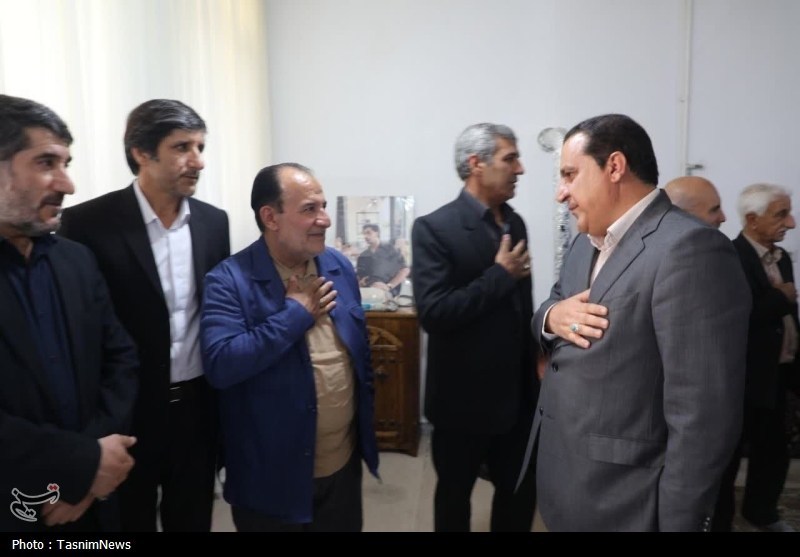روایت تسنیم از دیدار با خانوادهها شهدا؛ جایی که بغضها شکست روایت تسنیم از دیدار با خانوادهها شهدا؛ جایی که بغضها شکست