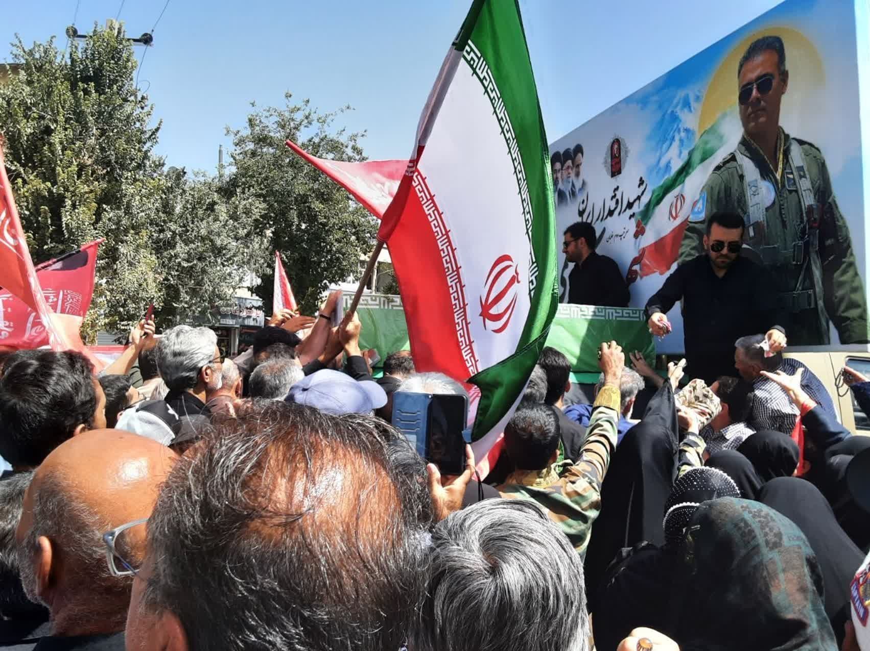 پیکر خلبان شهید کاظمی در آغوش خاک آرام گرفت+ تصاویر اخبار شیراز , اخبار استان فارس , شهید ,