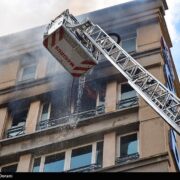 نجات 20 نفر از آتش‌سوزی مجتمع مسکونی در گلستان اهواز
