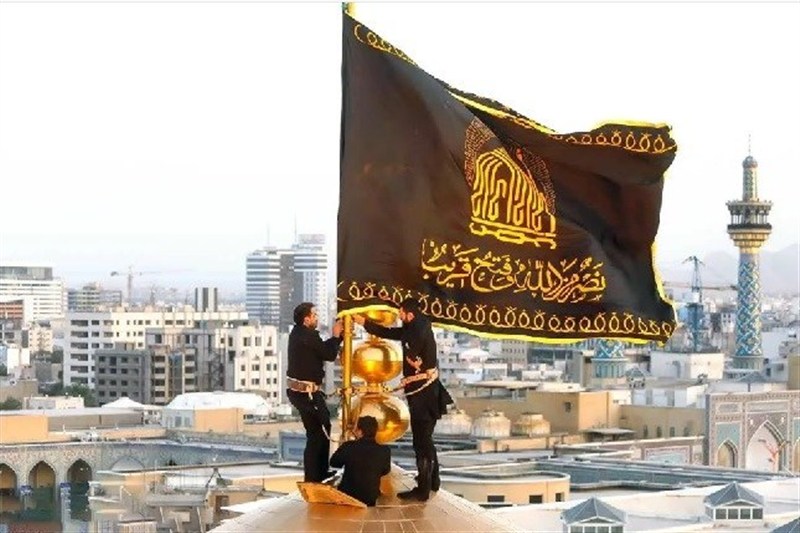 بیرق سیاه عزا بر گنبد امام رضا(ع)/ قم داغدار و مشهد صاحب عزا
